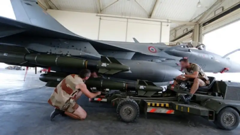 Олланд распорядился увеличить интенсивность операций в Сирии и Ираке