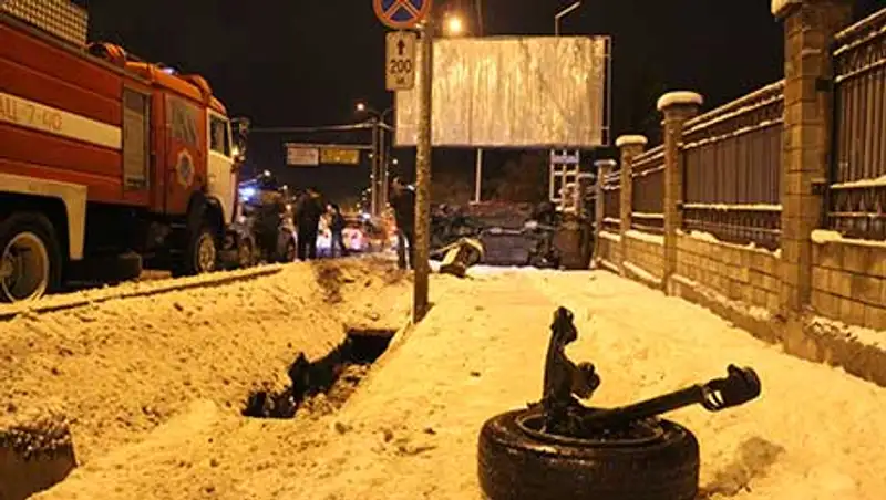 Мерседес из-за заноса перевернулся и загорелся в Алматы (фото)