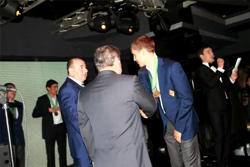 ФК «Кайрат» наградили медалями ФК «Кайрат» наградили медалями, фото - Новости Zakon.kz от 06.11.2013 03:40