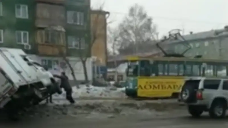 Из-за колеи на дороге грузовик опрокинулся на бок в Усть-Каменогорске 