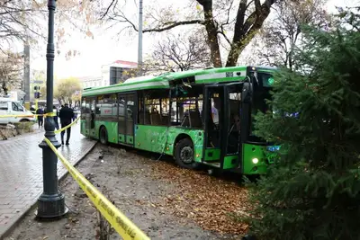 В Алматы в аварию попали два автобуса, есть пострадавшие и погибший   , фото - Новости Zakon.kz от 08.11.2022 19:09