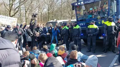 Заблокировали одну из главных трасс Нидерландов, фото - Новости Zakon.kz от 11.03.2023 21:29