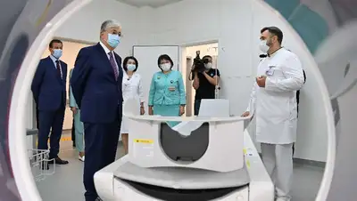 Токаеву показали столичный центр ядерной медицины, фото - Новости Zakon.kz от 15.08.2022 15:43