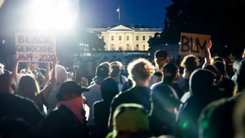 Протестующие в Вашингтоне призывают к отставке Дональда Трампа