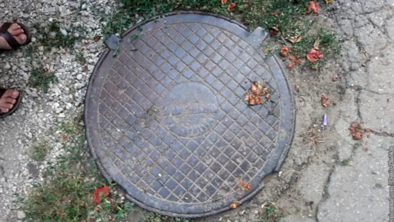 Алматинские люки закроют двумя крышками