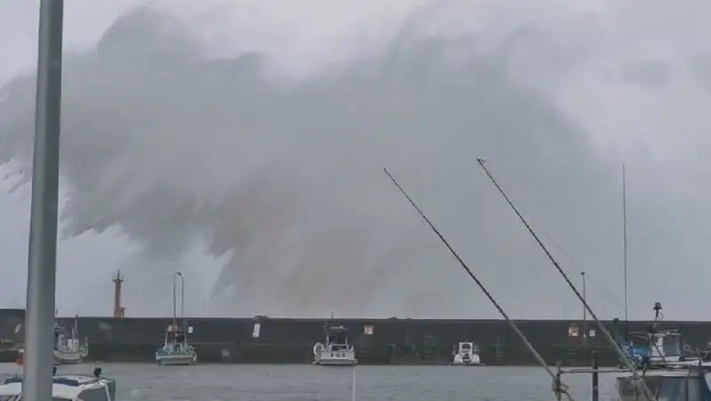 Более 10 жителей Японии пострадали из-за мощного тайфуна "Нанмадол"