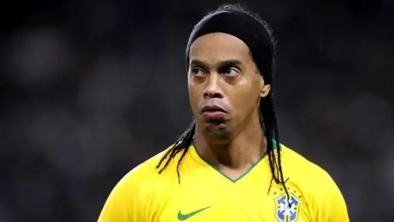 Бразильский футболист Роналдиньо отстранен от работы с мексиканским клубом из-за пропусков