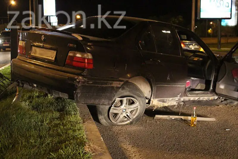 В Алматы водитель БМВ снес несколько метров разделительного ограждения на проспекте Аль-Фараби (фото), фото - Новости Zakon.kz от 15.04.2013 15:21