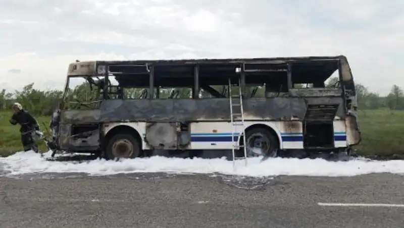 Автобус загорелся на трассе в СКО