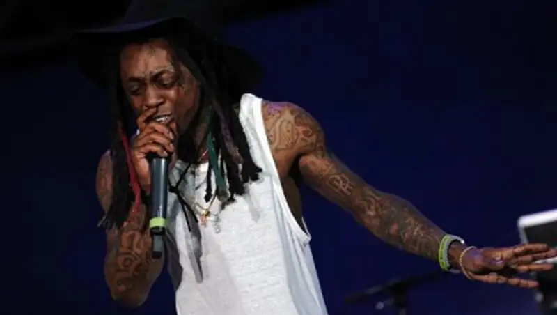 Хип-хоп исполнитель Лил Уэйн госпитализирован