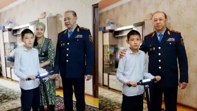 Полицейский подарил самокат, фото - Новости Zakon.kz от 25.11.2022 15:01