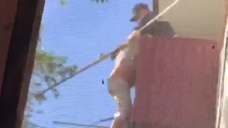 В Атырау мужчина пытался сброситься с балкона на пятом этаже