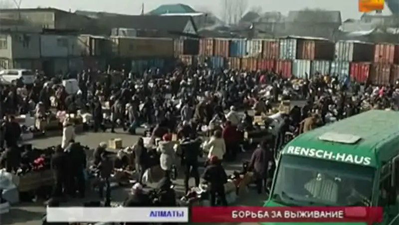 Торговцы сгоревших рынков на алматинской «барахолке» организовали стихийную торговлю