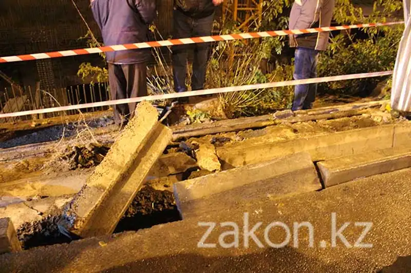 Субару упал в котлован строящейся станции метро в Алматы (фото)