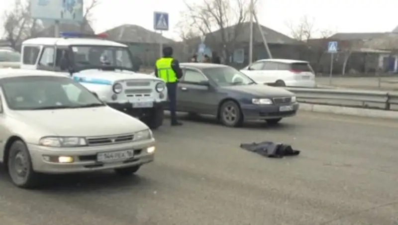 В Семее на «зебре» КамАЗ сбил двух школьниц