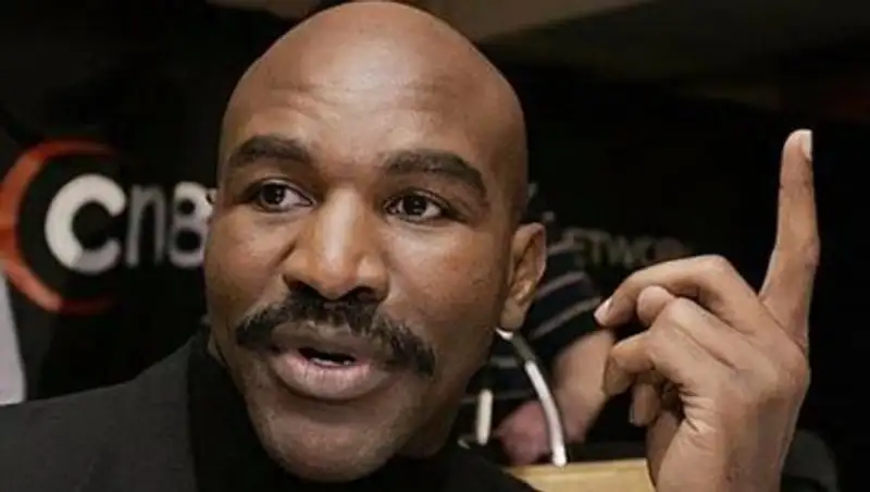 Холифилд назвал победителя второго боя Головкин — Канело