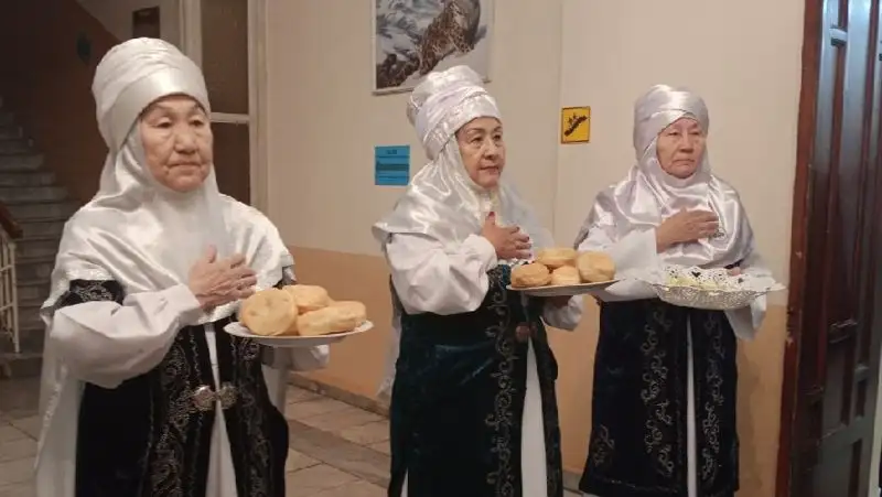 Шашу, баурсаками и музыкой встретили первых избирателей на участках Семея