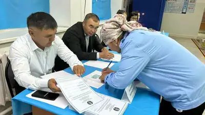 Голосует многодетная мама Гульсим Утешева, выборы сельских акимов, Атырауская область, Казахстан