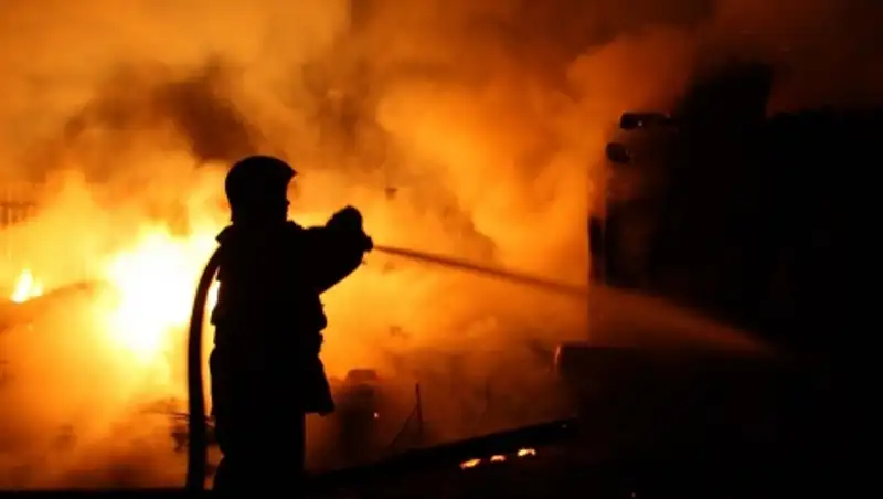 В Северном Казахстане во время пожара полицейские спасли мужчину и двух маленьких детей