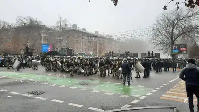 полиция оттесняет протестующих, фото - Новости Zakon.kz от 05.01.2022 14:20