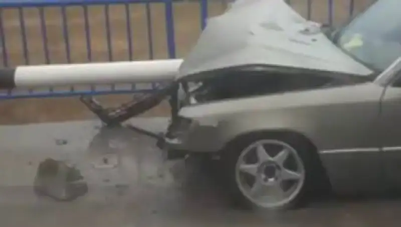 Отбойник насквозь пробил Mercedes в Акмолинской области