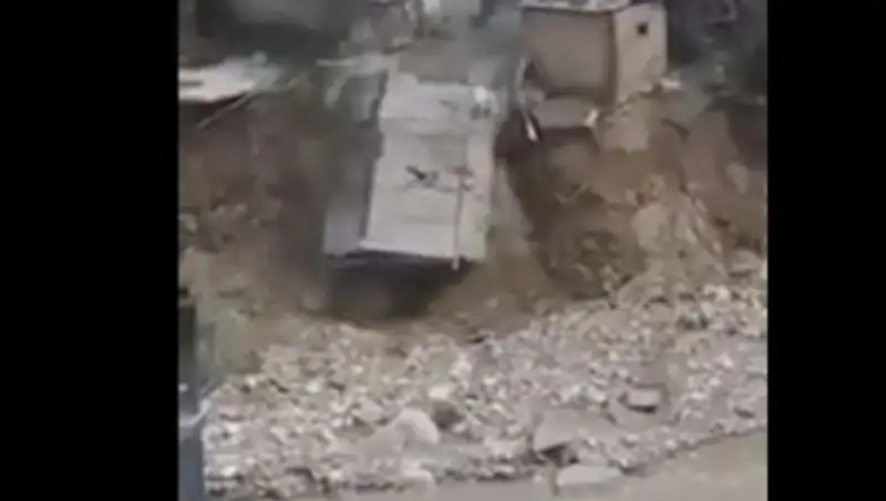 В Алматы жильцам опасной зоны, где баня упала в реку, рекомендовано временно покинуть дома