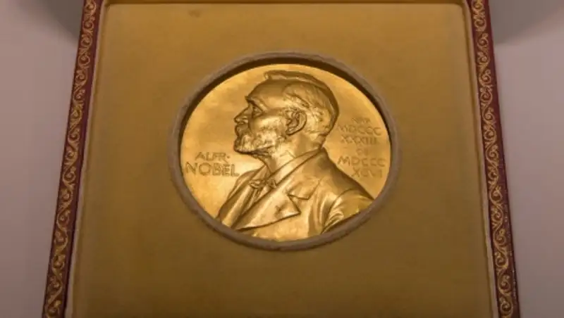 Усманов приобрел нобелевскую медаль исследователя ДНК, чтобы вернуть ее владельцу