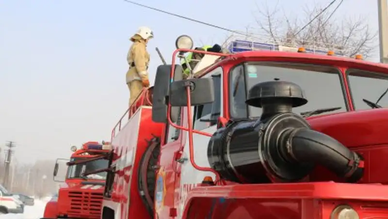 4 машины сгорели на СТО в Алматы