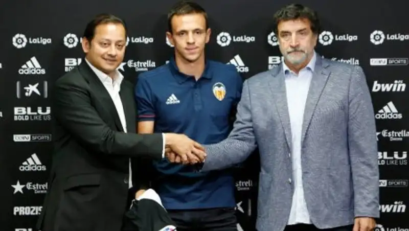 Бывший игрок "Астаны" официально представлен в качестве члена ФК "Валенсия"