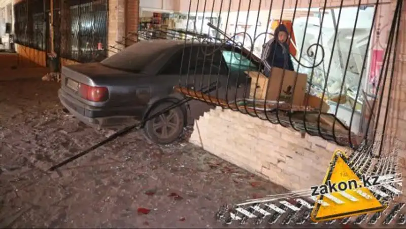 В Алматы автомобиль протаранил аптеку