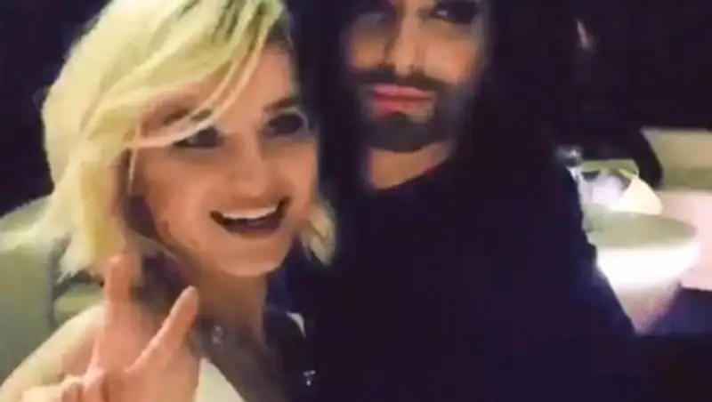 Полина Гагарина и Кончита Вурст обменялись поцелуями на «Евровидении»