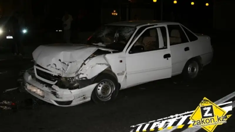 В Алматы Дэу перевернула Тойоту, водитель которой разворачивался через двойную сплошную