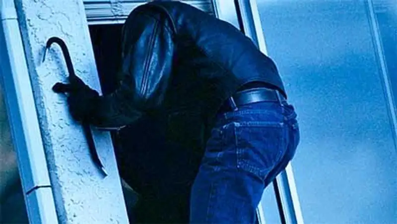 Трое воров за 40 секунд похитили около 30 мобильных телефонов из торгового дома в Астане