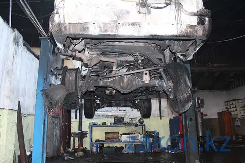 В Алматы в СТО сгорел внедорожник, оставленный на ремонт (фото) В Алматы в СТО сгорел внедорожник, оставленный на ремонт (фото), фото - Новости Zakon.kz от 22.11.2013 22:25