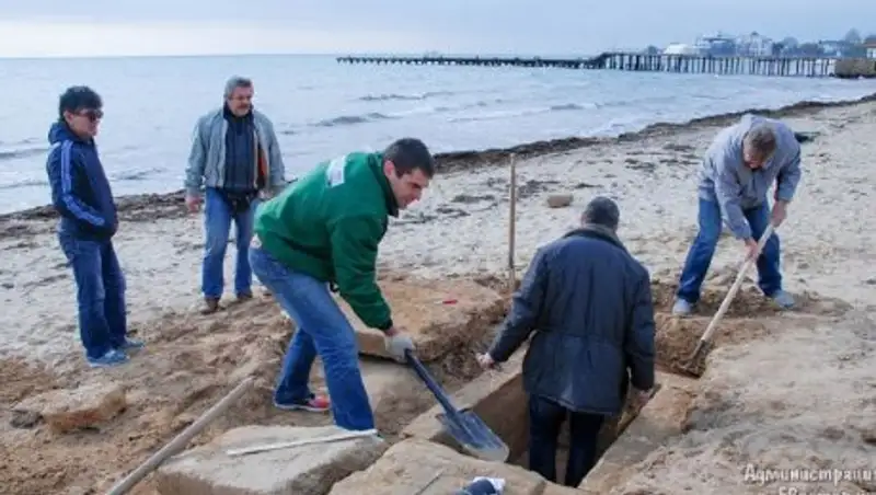 Прохожий случайно нашел на пляже древнюю могилу