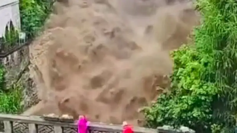 Шторм и ливни: в Австрии уровень рек достиг максимума за последние сто лет