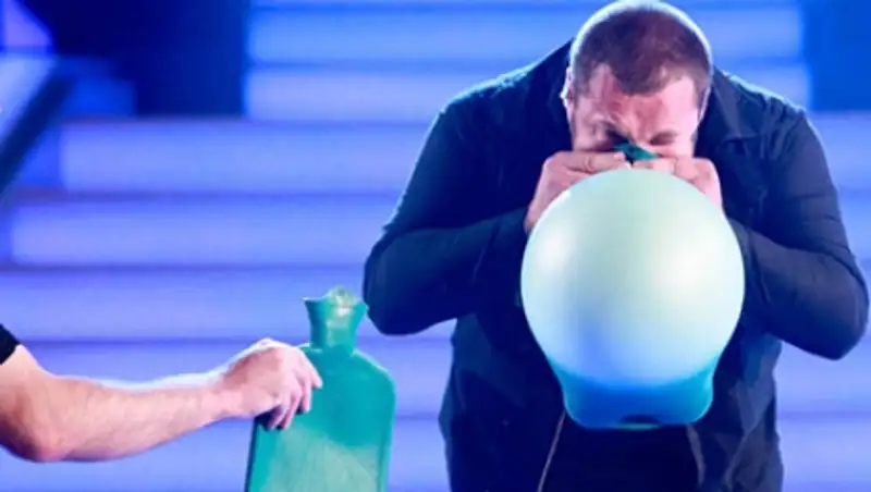 Рекордсмена по надуванию грелки носом задержали в Москве