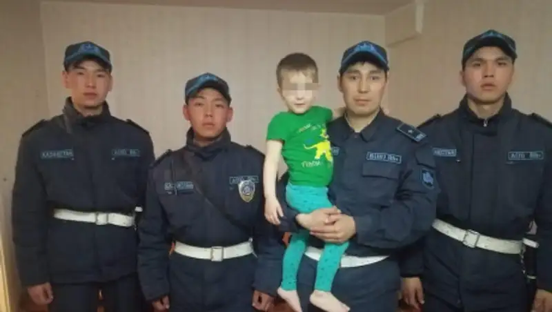 Трехлетнего ребенка, запертого одного дома, спасли военнослужащие