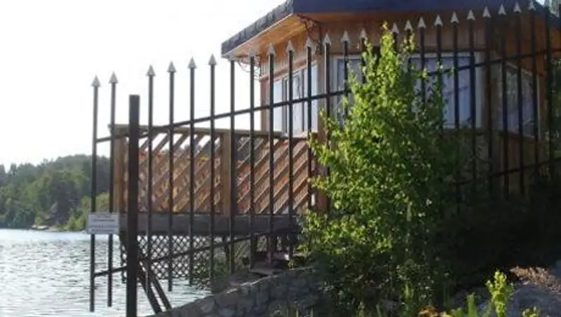 Незаконно установленные заборы на побережье Бухтарминского водохранилища обещают снести