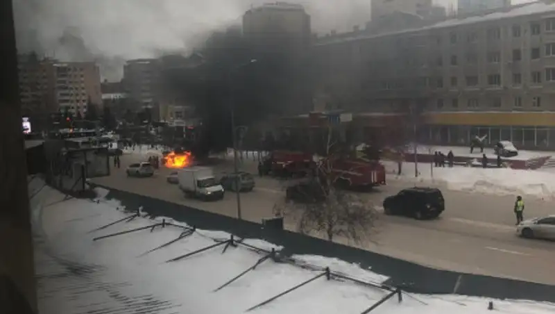 В Нур-Султане загорелся автомобиль на дороге