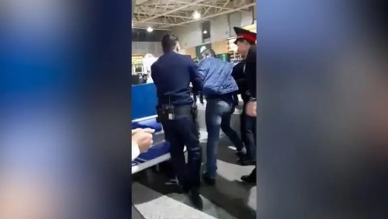 В алматинском аэропорту сняли с рейса пьяного дебошира