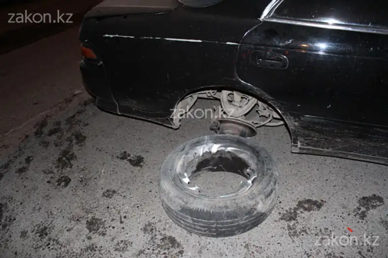 Тойота лишилась 3 колес после наезда на люк без крышки в Алматы (фото), фото - Новости Zakon.kz от 19.05.2013 19:19