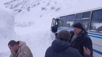 В ВКО снежная лавина сошла на автобус с людьми , фото - Новости Zakon.kz от 21.02.2023 07:01