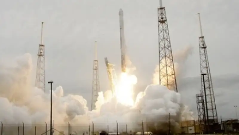 Ракета Falcon 9 с грузовиком Dragon взорвалась сразу после запуска