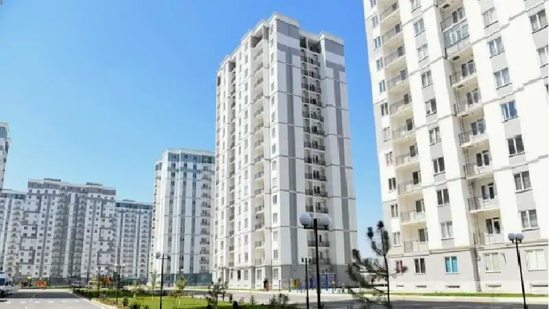 В Самарканде полуторагодовалая девочка выпала с балкона 10-го этажа