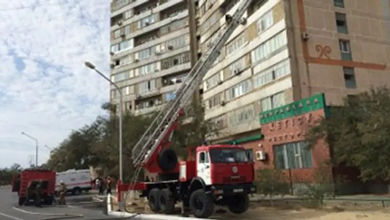 В Актау пожарные спасли 10 человек