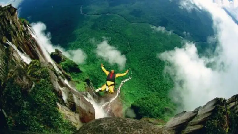Бейсджампер врезался в дерево и остался жив