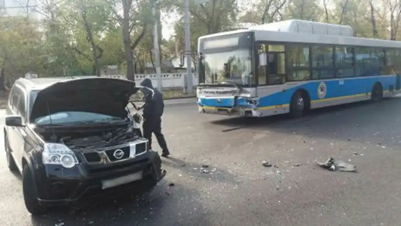 Автобус врезался в джип в Алматы, один человек пострадал