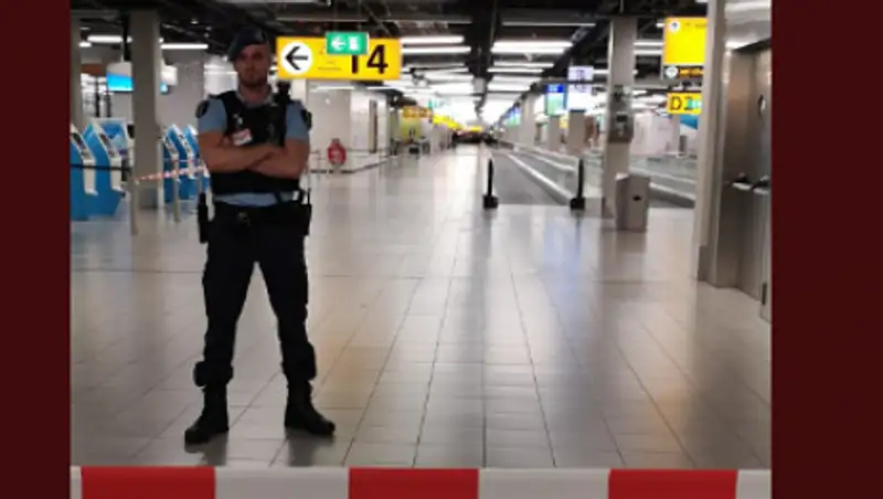 Чрезвычайную ситуацию в аэропорту Амстердама связали с захватом заложников
