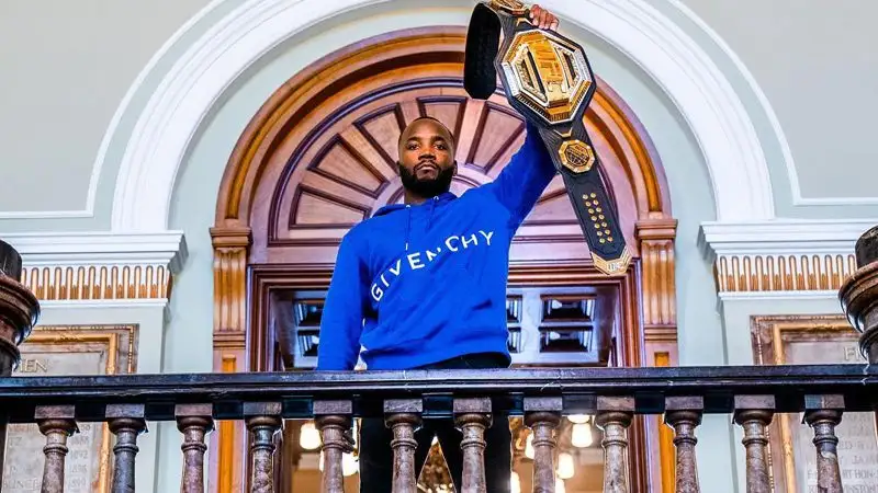 Чемпион UFC Леон Эдвардс стал футбольным вратарем и пропустил гол от актера